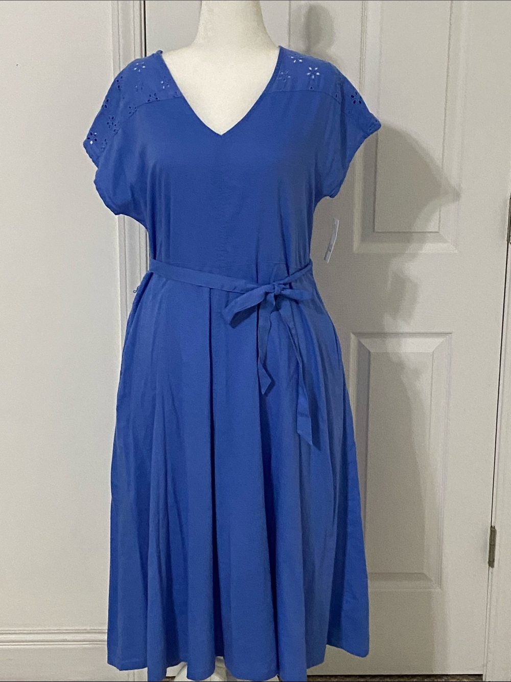NWT Croft  & Barrow Blue V‑Neck Short Sleeve Belted Midi Dress Trimmed in Eyelet